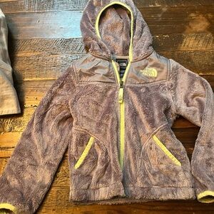 Girls Northface light fleece hooded zip up jacket. Gray/yellow. Size XXS (5)